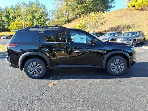 Certified 2025 Nissan Pathfinder SV image 4