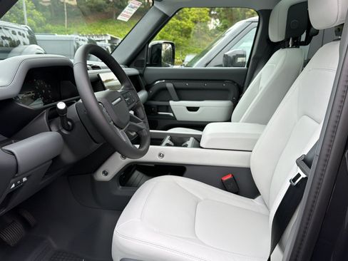 New 2026 Land Rover Defender 130 X-Dynamic SE AWD/4WD image 5