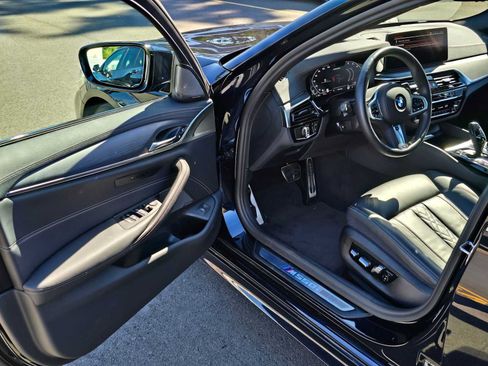 Used 2023 BMW M550i xDrive w/ Dynamic Handling Package AWD/4WD image 19