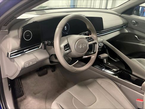 Used 2025 Hyundai Elantra SEL image 8