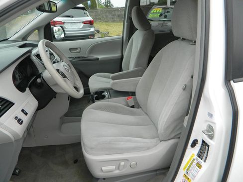 Used 2013 Toyota Sienna LE FWD image 12