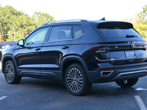 Used 2025 Volkswagen Taos SE image 7