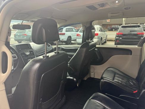 Used 2015 Chrysler Town & Country Touring image 32