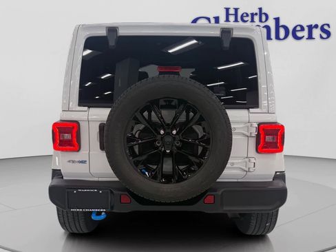 Used 2022 Jeep Wrangler Unlimited Sahara w/ Cold Weather Group AWD/4WD image 11