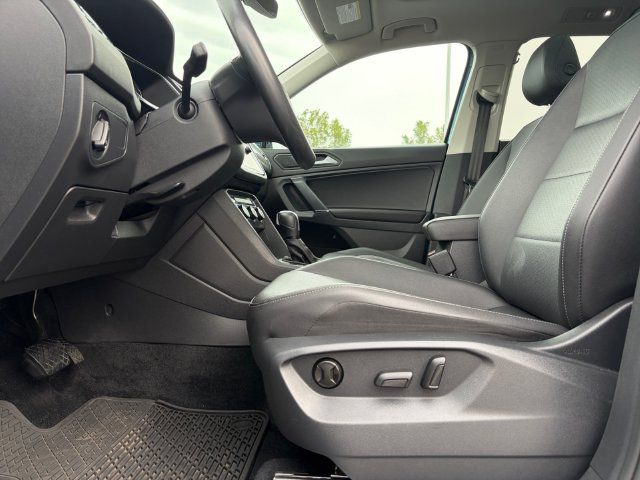 Used 2020 Volkswagen Tiguan SEL AWD/4WD image 14