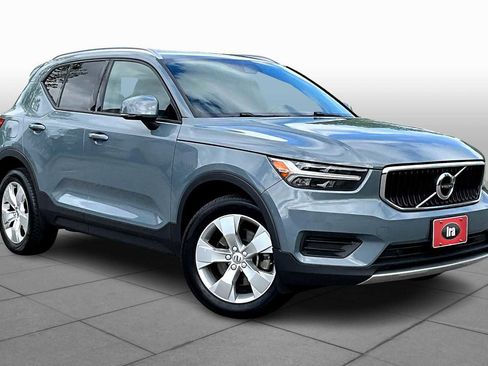 Used 2022 Volvo XC40 T5 Momentum image 2