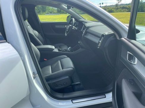 Used 2025 Volvo XC40 B5 Plus AWD/4WD image 13