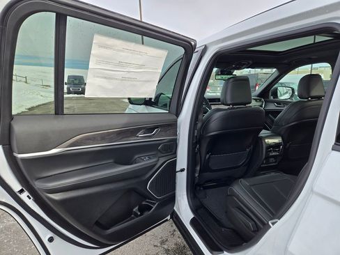 New 2026 Jeep Grand Cherokee L Limited w/ Luxury Tech Group II AWD/4WD image 25