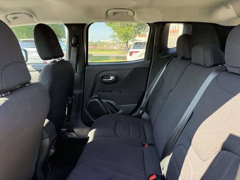Used 2019 Jeep Renegade Latitude AWD/4WD image 16