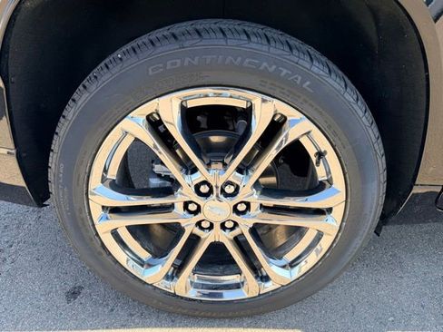 Used 2025 Chevrolet Traverse High Country AWD/4WD image 10