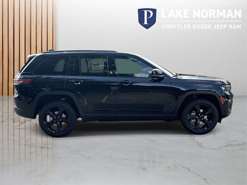New 2025 Jeep Grand Cherokee Limited w/ Black Appearance Package image 10