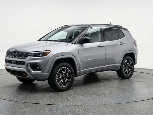 Used 2025 Jeep Compass Trailhawk AWD/4WD image 3