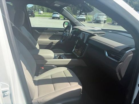 Used 2026 GMC Acadia Elevation w/ Elevation Premium Package FWD image 17