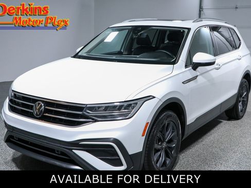 Used 2022 Volkswagen Tiguan SE FWD image 1