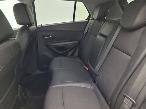 Used 2021 Chevrolet Trax LT w/ LT Convenience Package FWD image 18