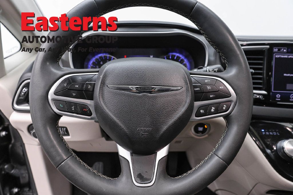 Used 2023 Chrysler Pacifica Touring-L FWD image 12