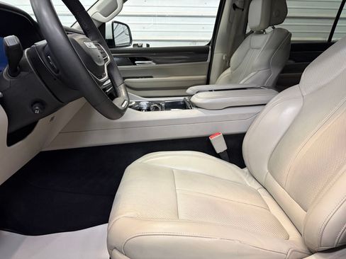 Used 2022 Jeep Wagoneer Series II AWD/4WD image 14