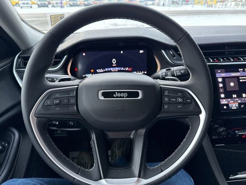 Used 2024 Jeep Grand Cherokee Laredo X image 3