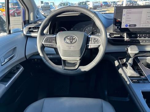 Used 2025 Toyota Sienna XLE image 13