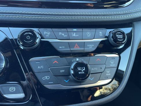 Used 2023 Chrysler Pacifica Touring-L w/ S Appearance Package image 16