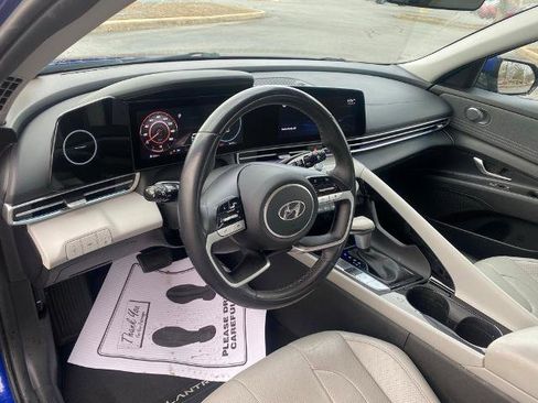 Used 2022 Hyundai Elantra Limited image 12