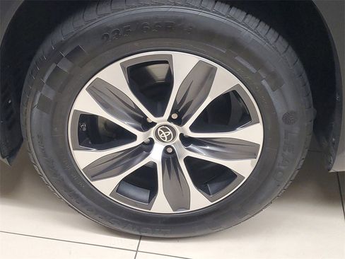 Certified 2023 Toyota Highlander XLE image 4