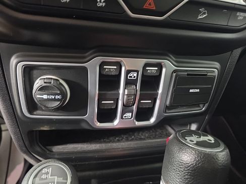 Used 2018 Jeep Wrangler Unlimited Sahara w/ Dual Top Group AWD/4WD image 18