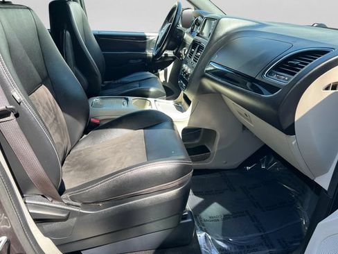 Used 2019 Dodge Grand Caravan SXT FWD image 16