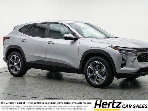Used 2025 Chevrolet Blazer LT FWD image 1