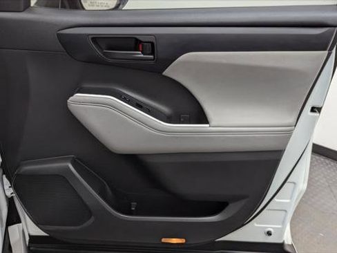 Used 2022 Toyota Highlander LE image 26