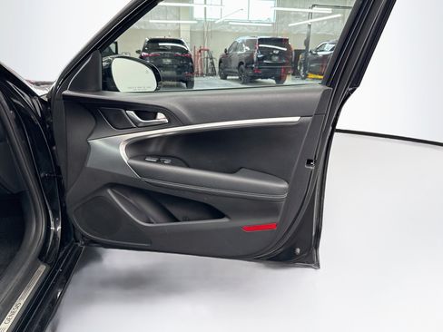 Used 2025 Genesis G70 2.5T RWD image 33