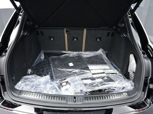 Certified 2025 Porsche Macan AWD/4WD image 15