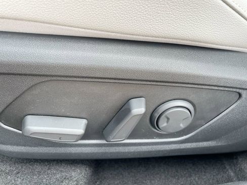 New 2025 Hyundai Elantra Limited image 37