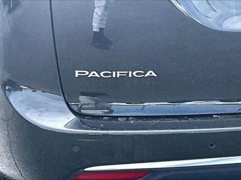 Used 2023 Chrysler Pacifica Touring-L image 23