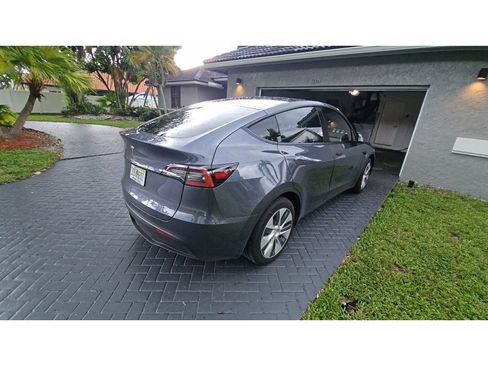 Used 2023 Tesla Model Y 2WD image 3