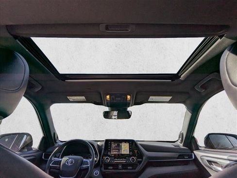 Used 2021 Toyota Highlander XSE image 19