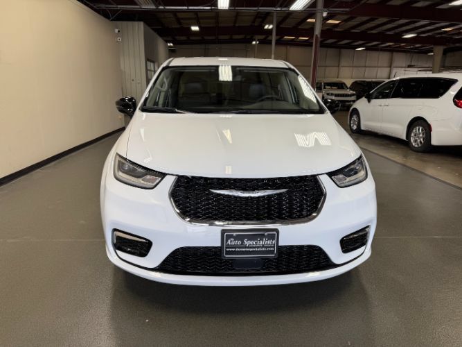 Used 2024 Chrysler Pacifica Limited FWD image 6