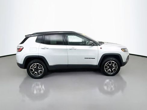 Used 2024 Jeep Compass Trailhawk image 8