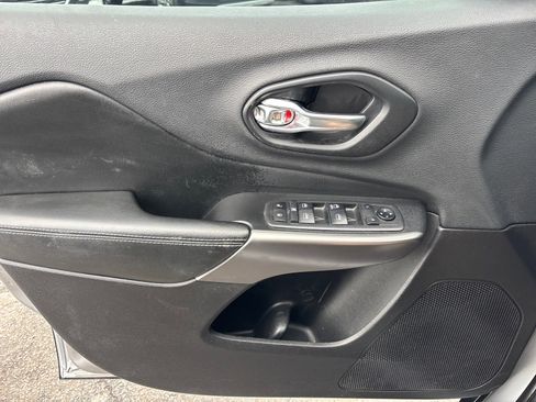 Used 2019 Jeep Cherokee Latitude w/ Cold Weather Group image 37