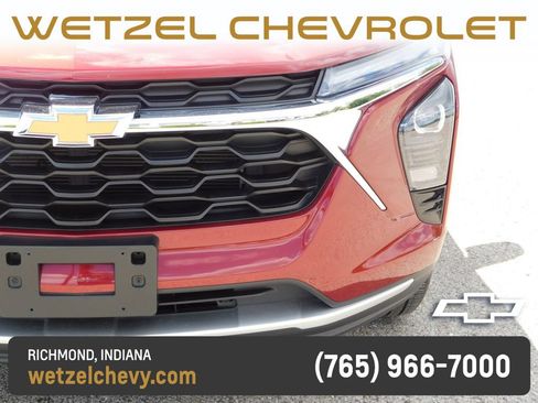 Used 2025 Chevrolet Trax LT w/ LT Convenience Package FWD image 9