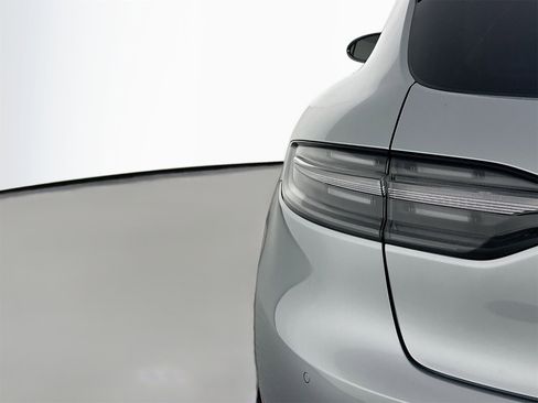 Certified 2025 Porsche Macan image 16