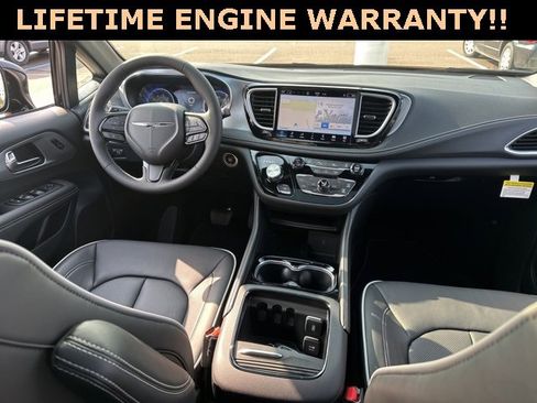 New 2026 Chrysler Pacifica Limited w/ S Appearance Package image 3