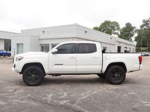 Used 2019 Toyota Tacoma TRD Sport w/ Technology Package AWD/4WD image 5