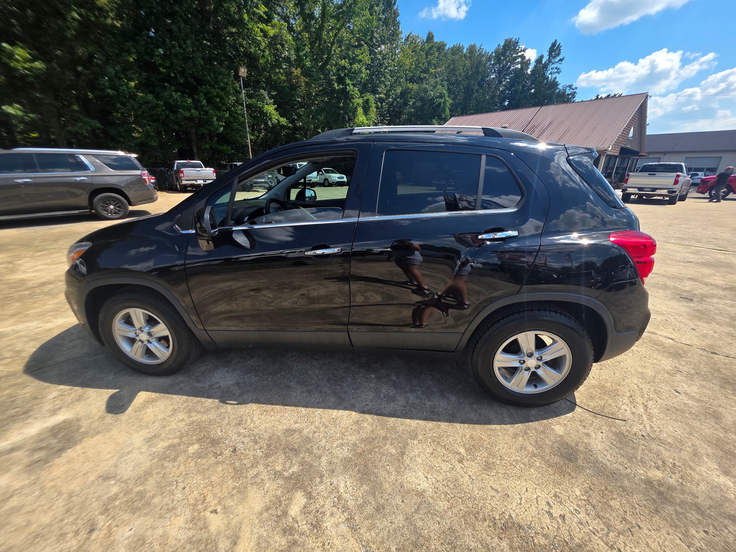 Used 2020 Chevrolet Trax LT w/ LT Convenience Package FWD image 9