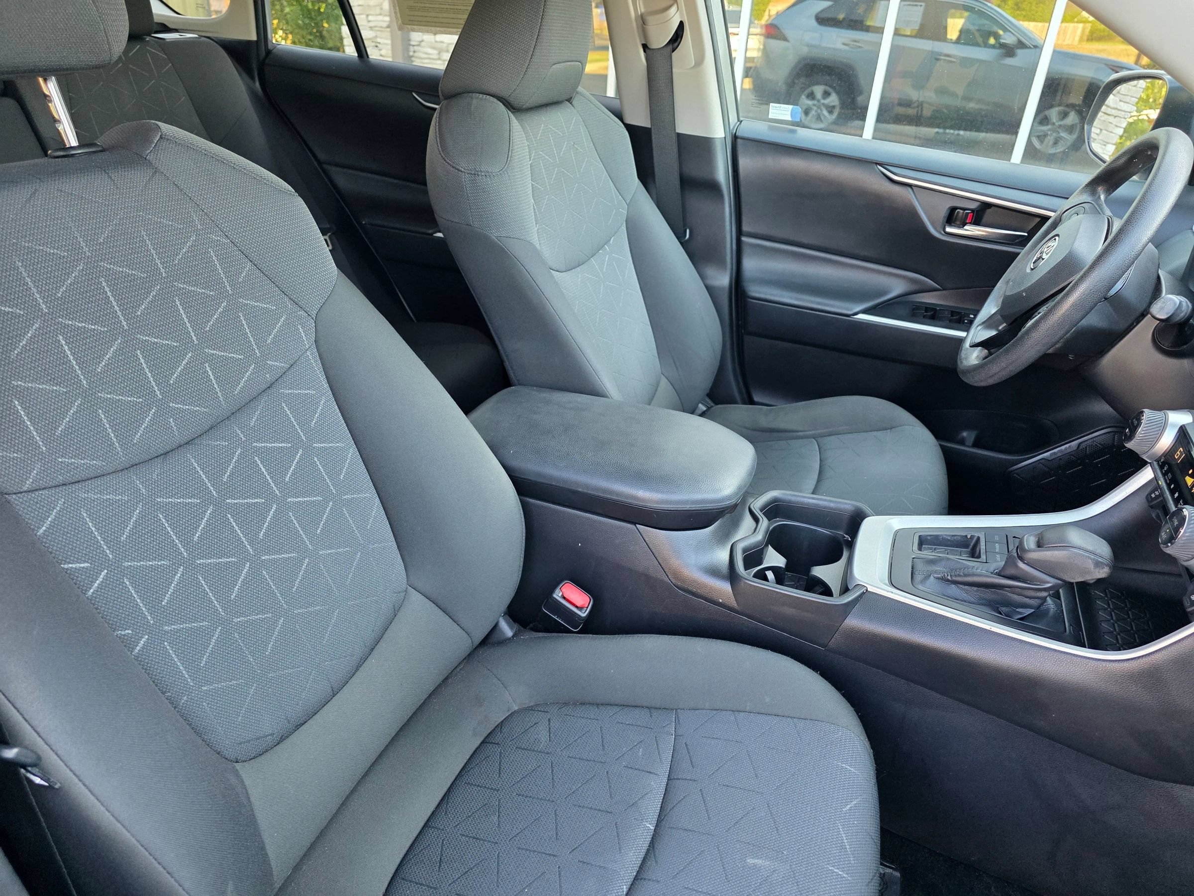 Used 2021 Toyota RAV4 XLE w/ Convenience Package FWD image 7