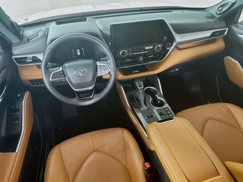 Used 2024 Toyota Highlander Platinum image 20