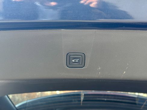 Used 2023 Chevrolet Traverse LT image 15