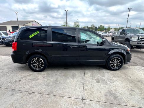Used 2017 Dodge Grand Caravan SE image 4