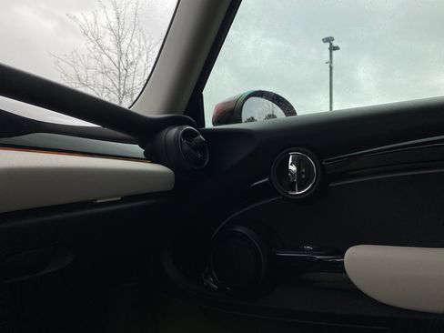 Used 2024 MINI Cooper 2-Door Hardtop w/ Signature Upholstery Package image 18