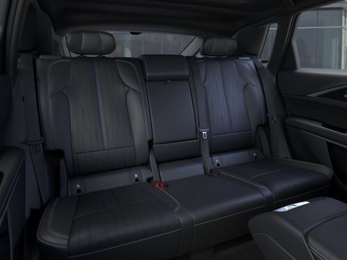 Used 2026 Cadillac Lyriq Signature Sport w/ LPO, Floor Liner Package AWD/4WD image 18